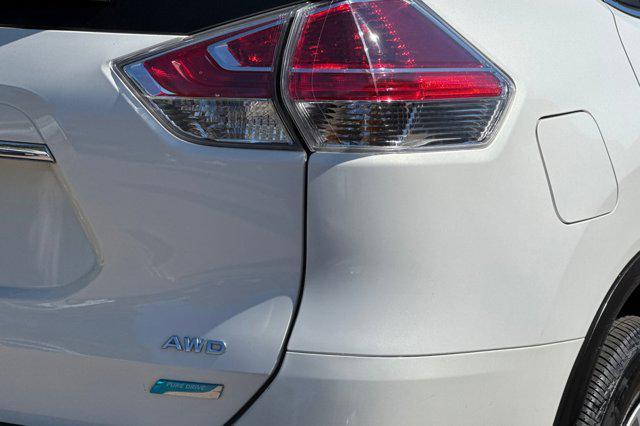 Photo of 2014 Moonlight White Nissan Rogue