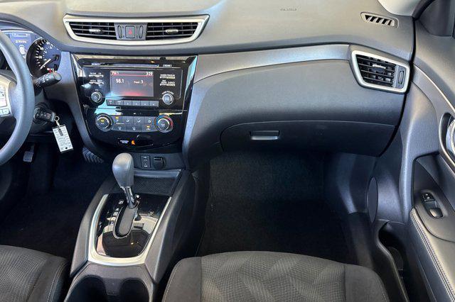 Photo of 2014 Moonlight White Nissan Rogue