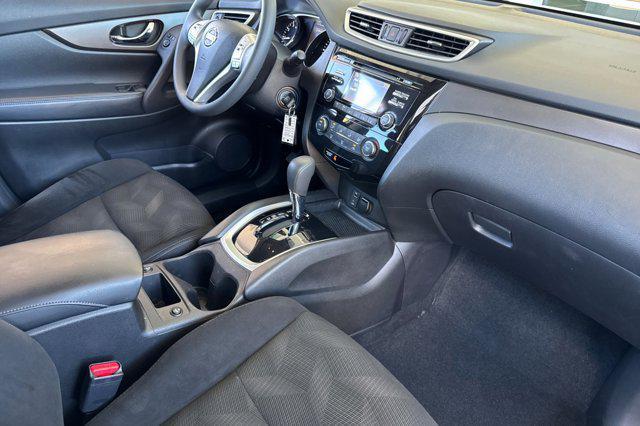 Photo of 2014 Moonlight White Nissan Rogue