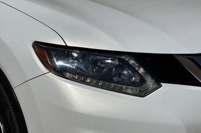 Photo of 2014 Moonlight White Nissan Rogue