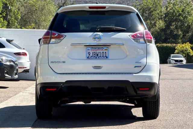 Photo of 2014 Moonlight White Nissan Rogue