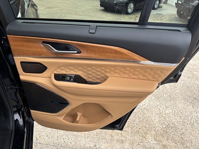 Photo of 2022 Diamond Black Jeep Grand Cherokee