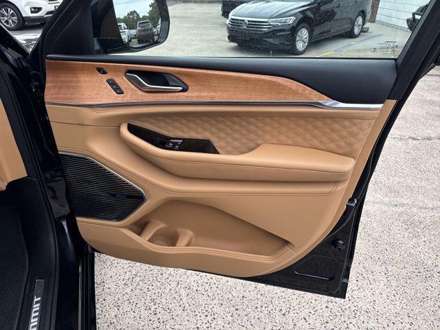Photo of 2022 Diamond Black Jeep Grand Cherokee