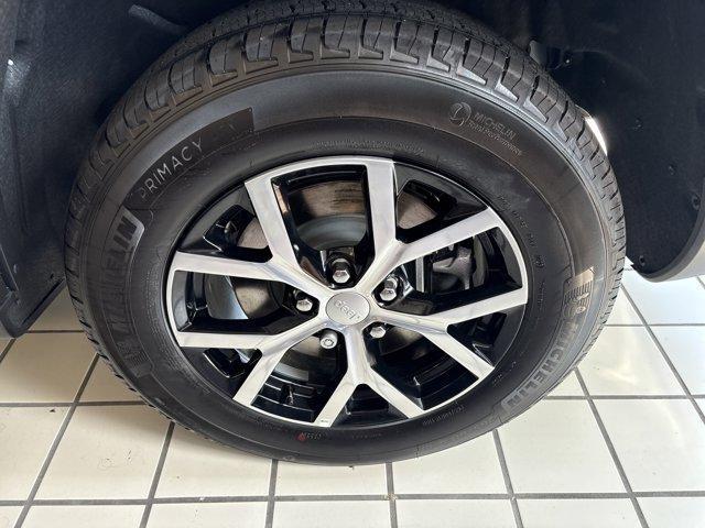 Photo of 2025 Bright White Clearcoat Jeep Grand Cherokee L