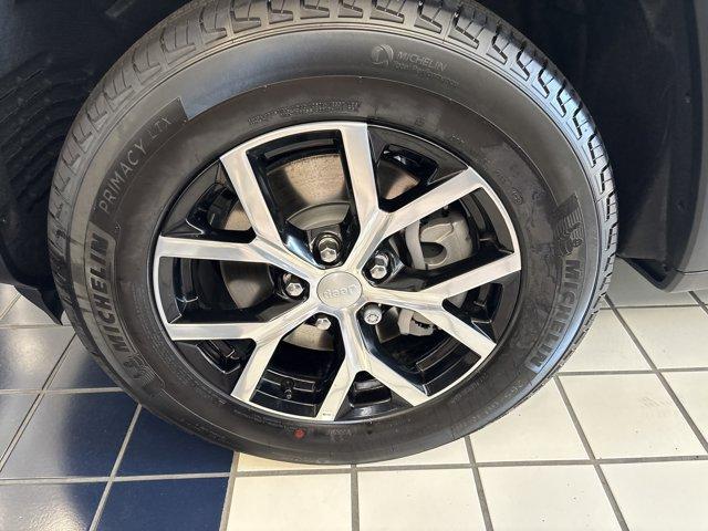 Photo of 2025 Bright White Clearcoat Jeep Grand Cherokee L