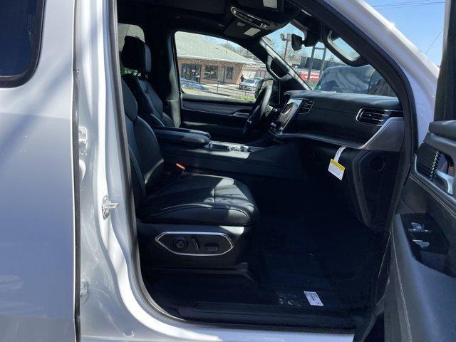 Photo of 2025 Bright White Clearcoat Jeep Wagoneer