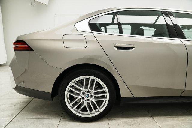 Photo of 2024 Gray BMW 530