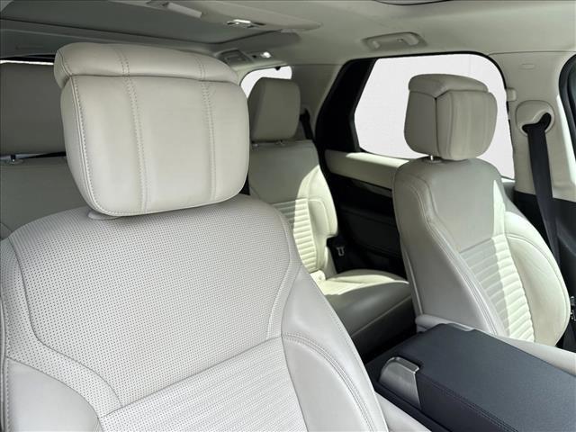 Photo of 2021 Fuji White [White] Land Rover Discovery