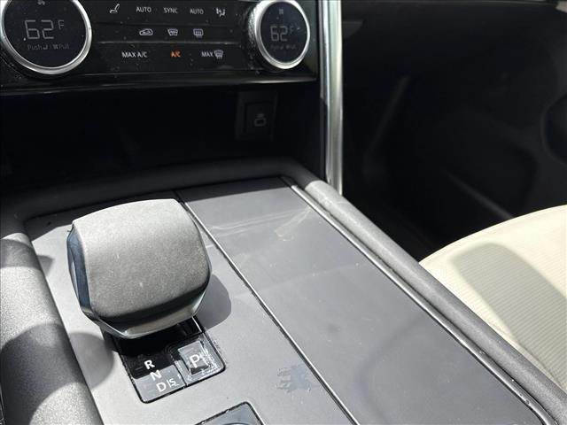 Photo of 2021 Fuji White [White] Land Rover Discovery