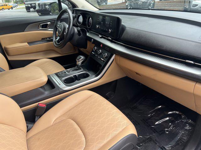 Photo of 2023 Silky Silver Kia Carnival