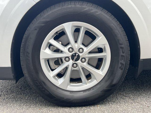 Photo of 2023 Silky Silver Kia Carnival