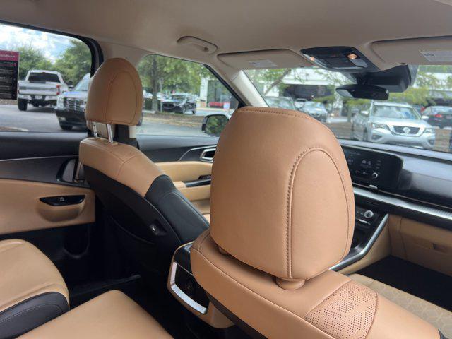 Photo of 2023 Silky Silver Kia Carnival