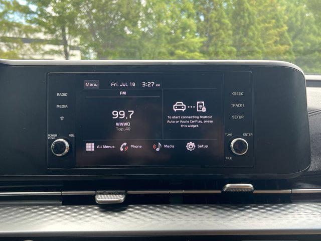 Photo of 2023 Silky Silver Kia Carnival