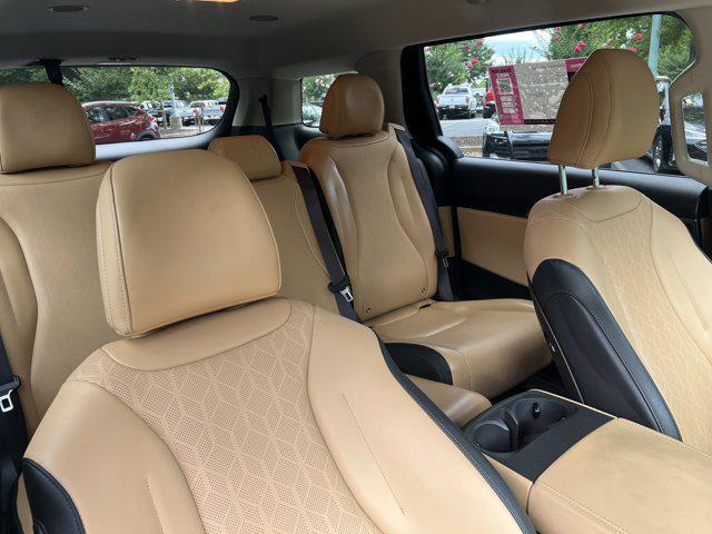 Photo of 2023 Silky Silver Kia Carnival
