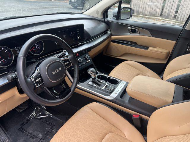 Photo of 2023 Silky Silver Kia Carnival