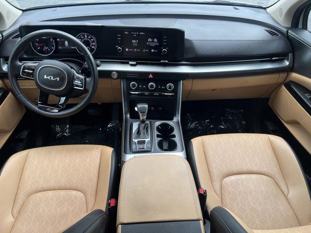 Photo of 2023 Silky Silver Kia Carnival