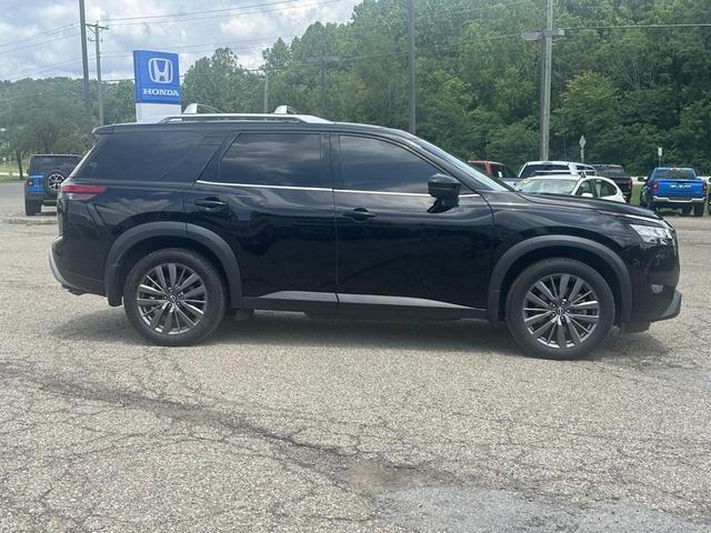 Photo of 2022 Black Nissan Pathfinder