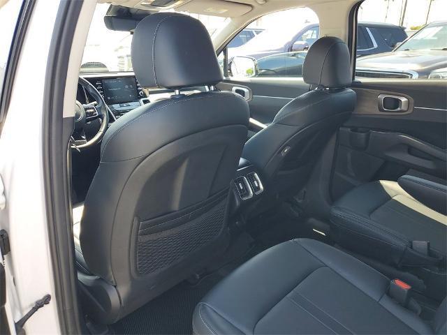 Photo of 2021 Glacial White Pearl Kia Sorento