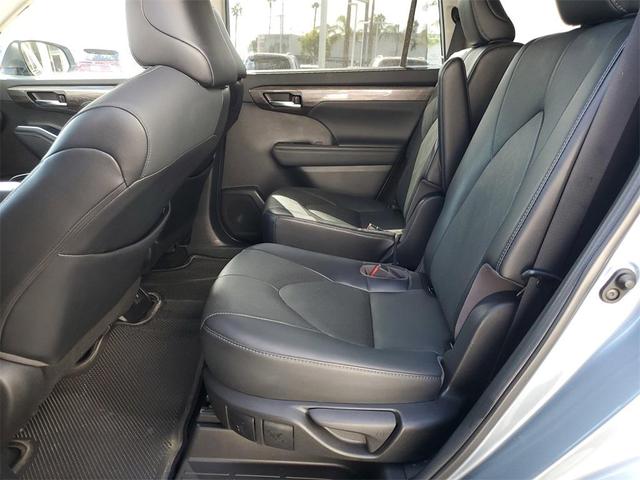 Photo of 2022 Moon Dust Toyota Highlander