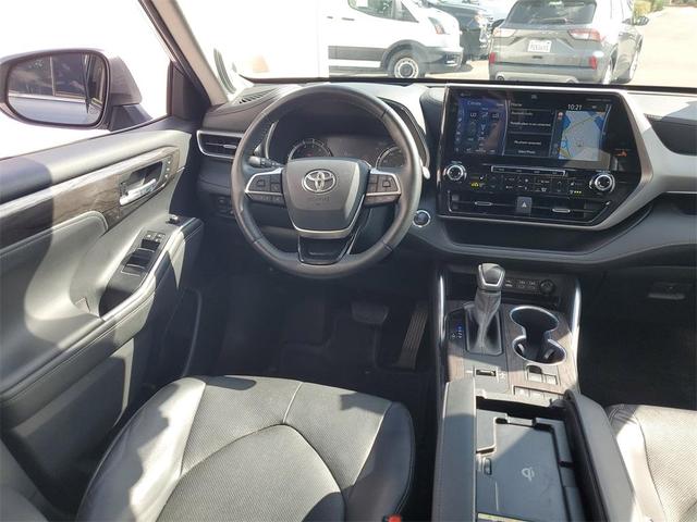 Photo of 2022 Moon Dust Toyota Highlander