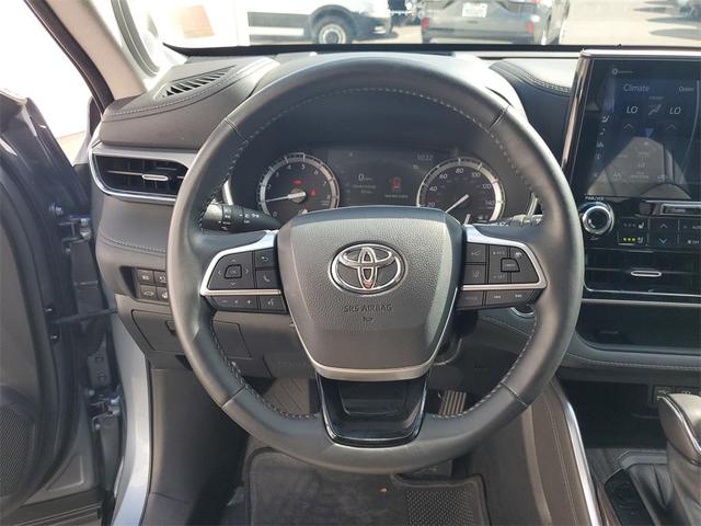 Photo of 2022 Moon Dust Toyota Highlander
