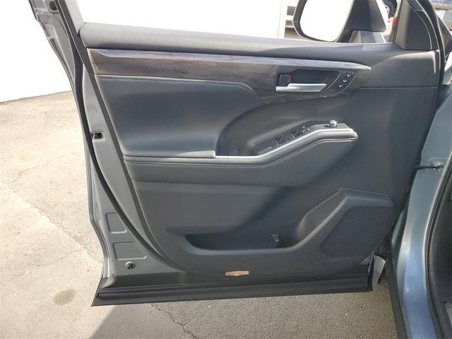 Photo of 2022 Moon Dust Toyota Highlander