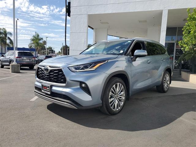 Photo of 2022 Moon Dust Toyota Highlander