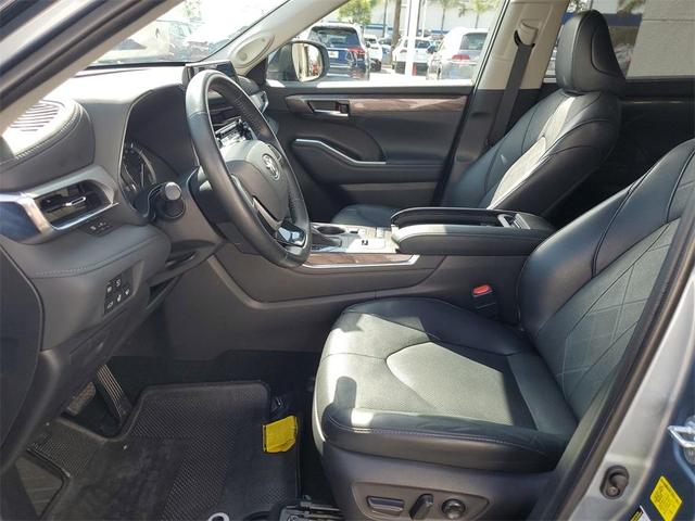 Photo of 2022 Moon Dust Toyota Highlander