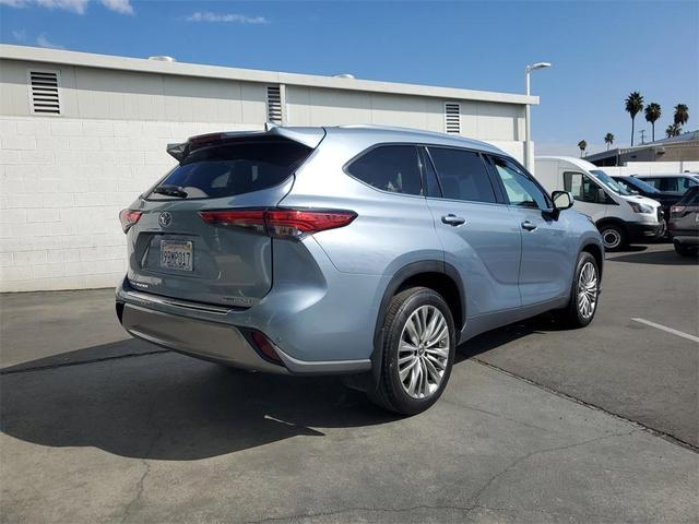 Photo of 2022 Moon Dust Toyota Highlander