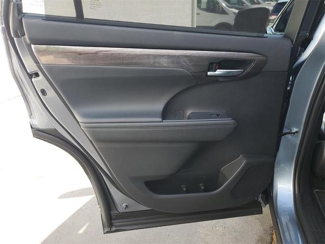 Photo of 2022 Moon Dust Toyota Highlander