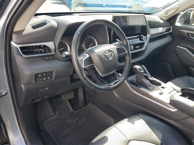 Photo of 2022 Moon Dust Toyota Highlander
