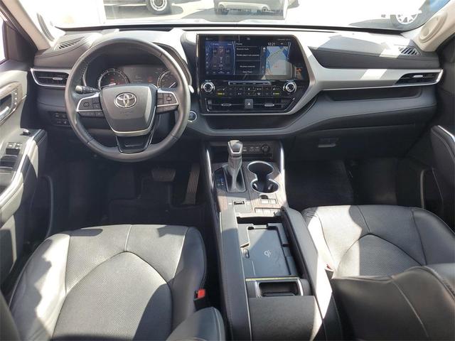Photo of 2022 Moon Dust Toyota Highlander