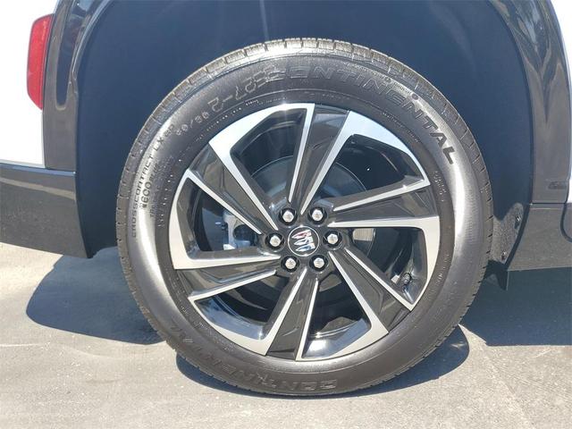 Photo of 2026 White Tri-Coat Buick Enclave