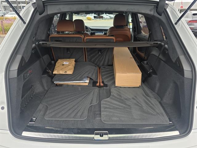 Photo of 2025 Glacier White Metallic Audi Q7