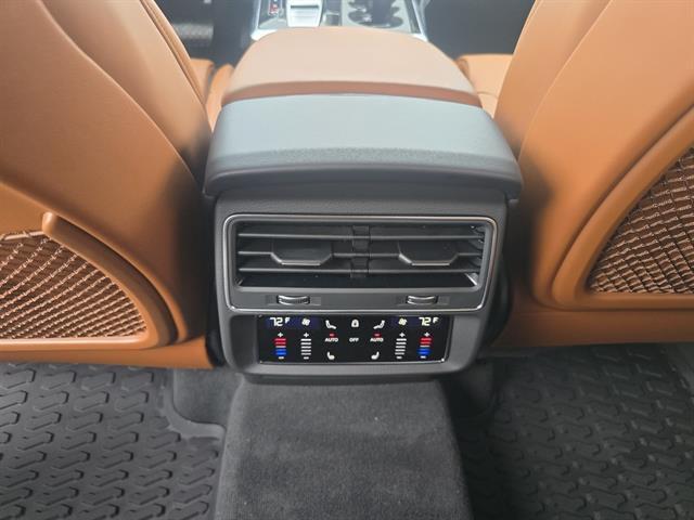 Photo of 2025 Glacier White Metallic Audi Q7