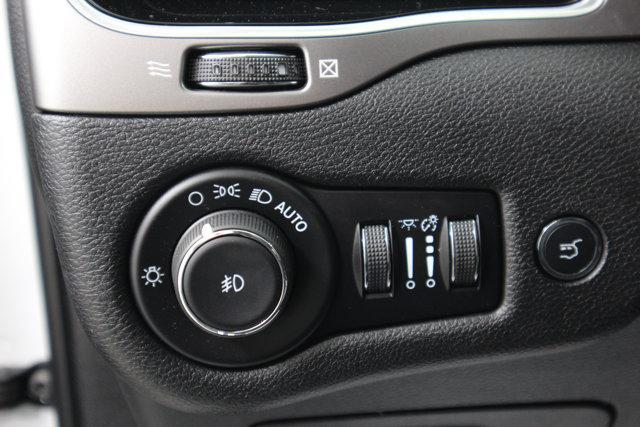 Photo of 2021 Bright White Clearcoat Jeep Cherokee