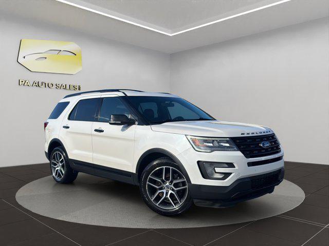 Photo of 2017 White Platinum Metallic Tri-Coat Ford Explorer