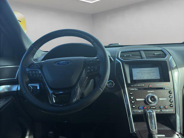 Photo of 2017 White Platinum Metallic Tri-Coat Ford Explorer