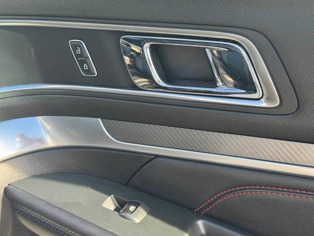Photo of 2017 White Platinum Metallic Tri-Coat Ford Explorer