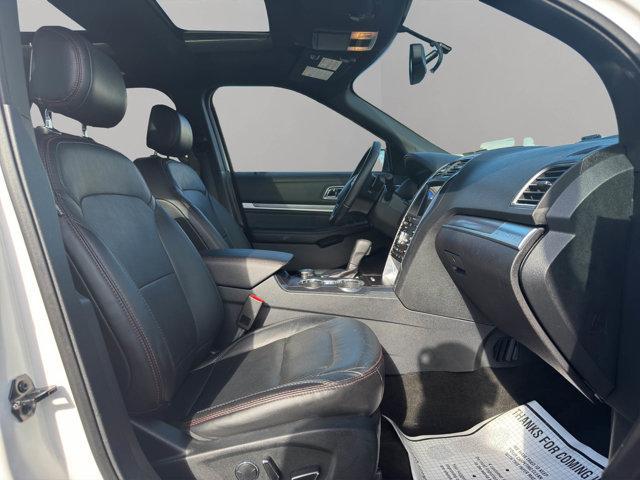 Photo of 2017 White Platinum Metallic Tri-Coat Ford Explorer