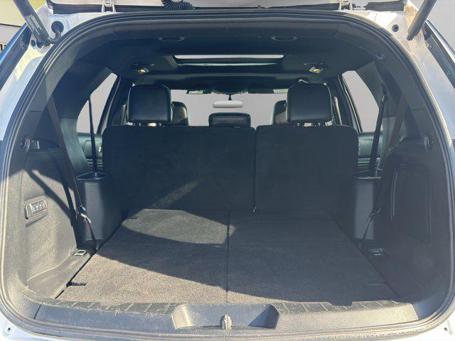 Photo of 2017 White Platinum Metallic Tri-Coat Ford Explorer