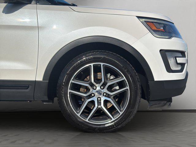 Photo of 2017 White Platinum Metallic Tri-Coat Ford Explorer