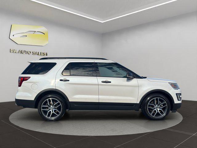 Photo of 2017 White Platinum Metallic Tri-Coat Ford Explorer