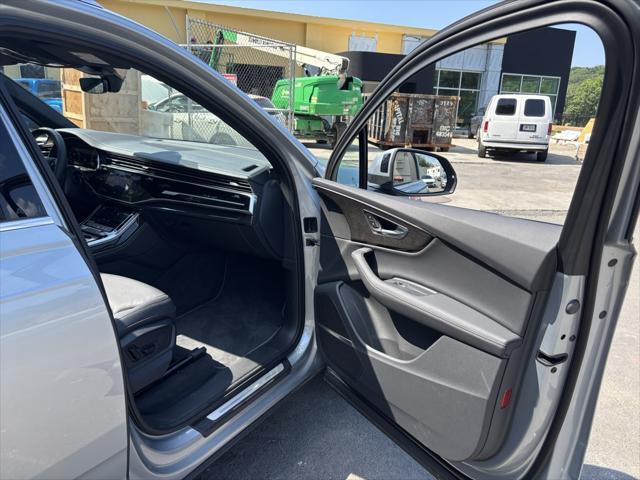 Photo of 2025 Satellite Silver Metallic Audi Q7