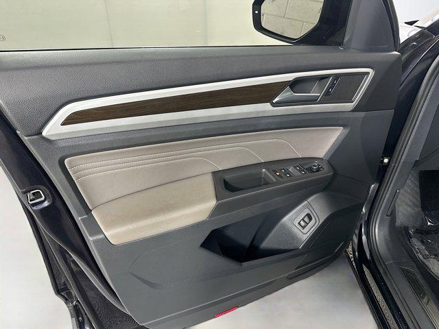Photo of 2023 Deep Black Pearl Volkswagen Atlas