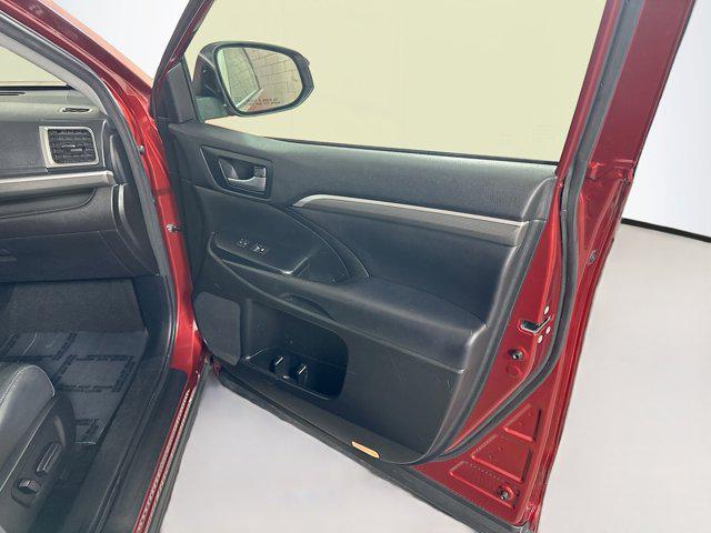 Photo of 2018 Salsa Red Pearl Toyota Highlander