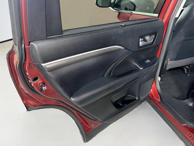 Photo of 2018 Salsa Red Pearl Toyota Highlander