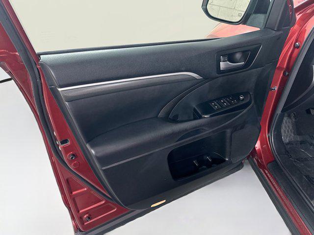 Photo of 2018 Salsa Red Pearl Toyota Highlander
