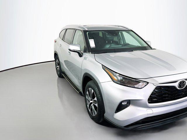 Photo of 2022 Celestial Silver Toyota Highlander