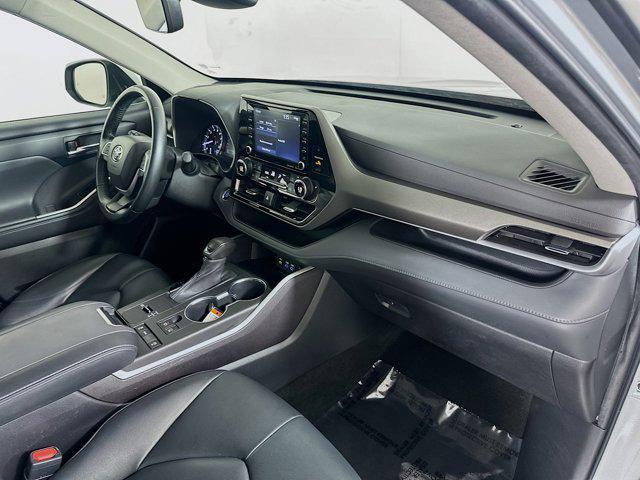 Photo of 2022 Celestial Silver Toyota Highlander